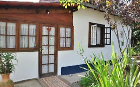 Casa COMPLETA, 2 quartos, Estacionamento GRATUITO, WIFI 300MB, frigobar, microondas, fogão e jardim