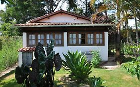 Casa COMPLETA, 2 quartos, Estacionamento GRATUITO, WIFI 300MB, frigobar, microondas, fogão e jardim